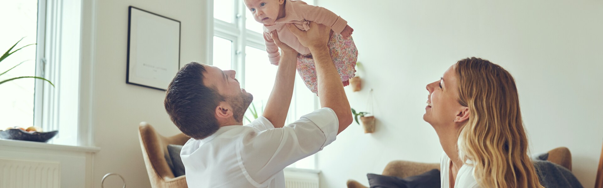 Eltern spielen mit dem Kind, nachdem sie das Kindergeld beantragt haben