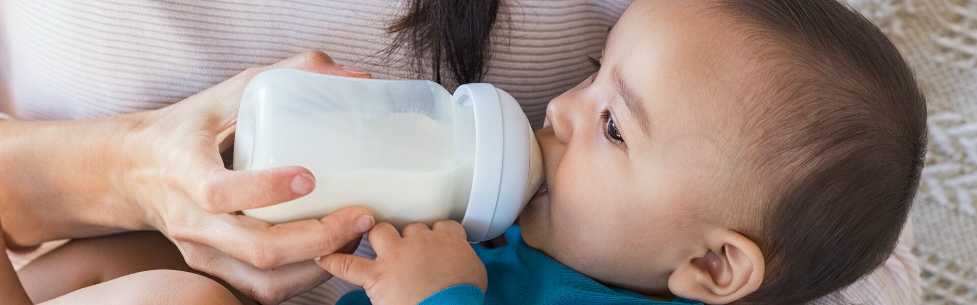 Frau gibt Baby eine Flasche