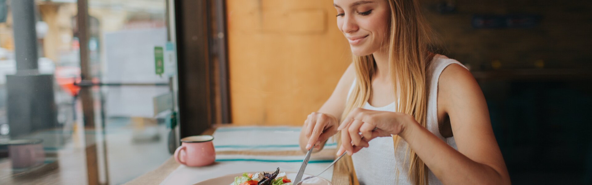 Frau mit Kinderwunsch isst vitaminreichen Salat
