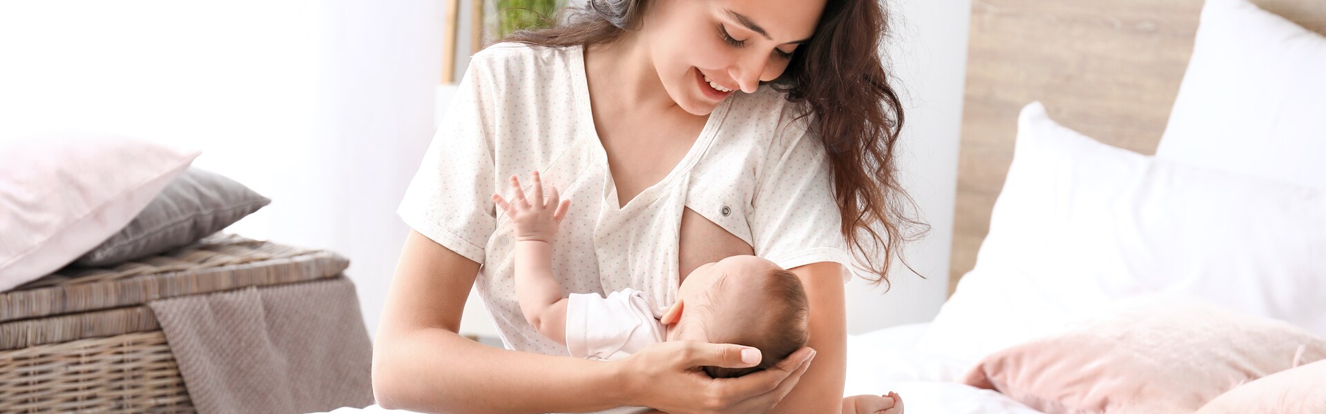 Frau stillt ihr Baby auf dem Sofa