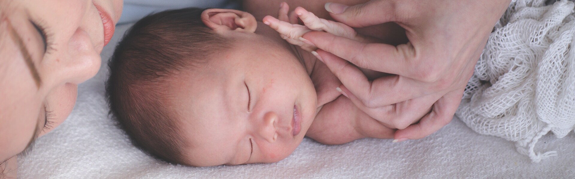 Frau und Baby schlafen im Bett
