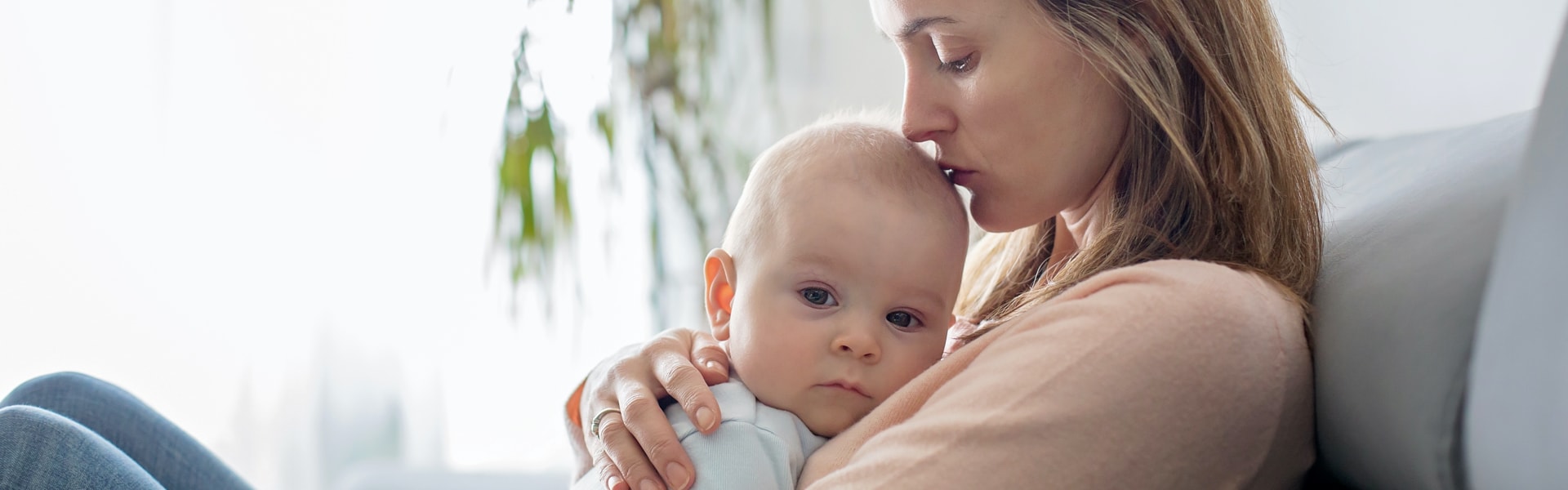 Mutter mit Baby auf dem Arm