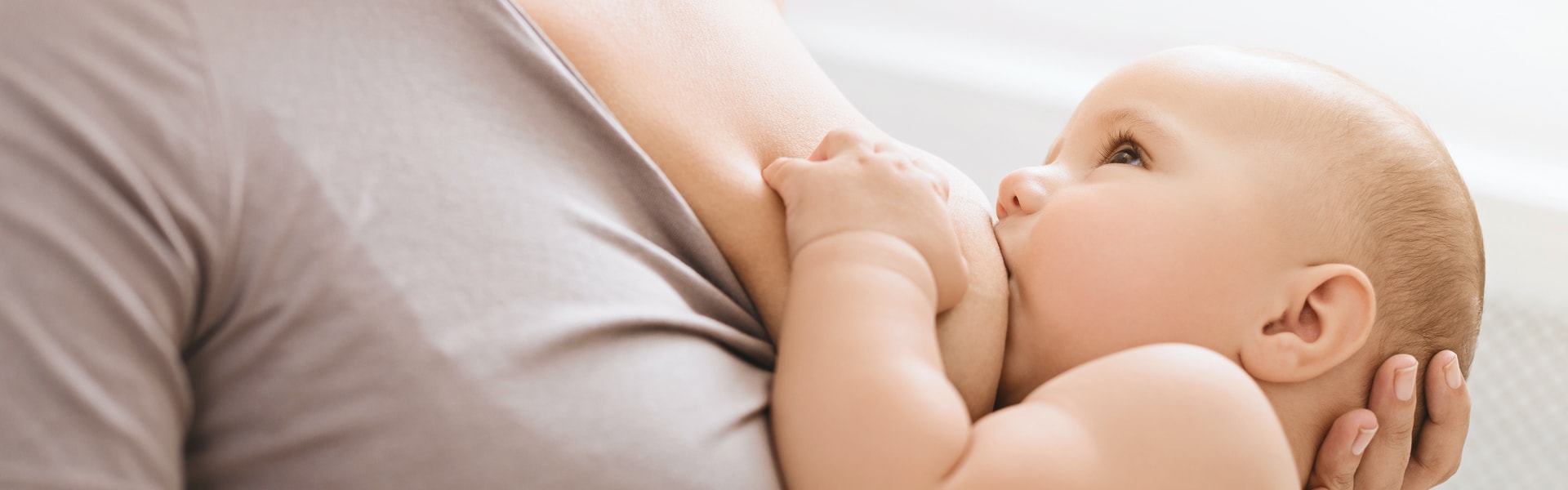 Eine Mutter stillt ihr Baby