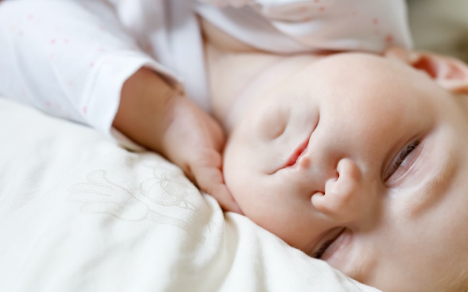Baby schläft in der Nachgeburtsphase