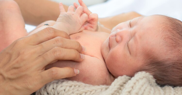 Frau und Baby schlafen im Bett
