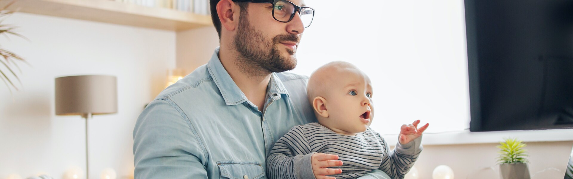 Junger Vater recherchiert Elternzeit
