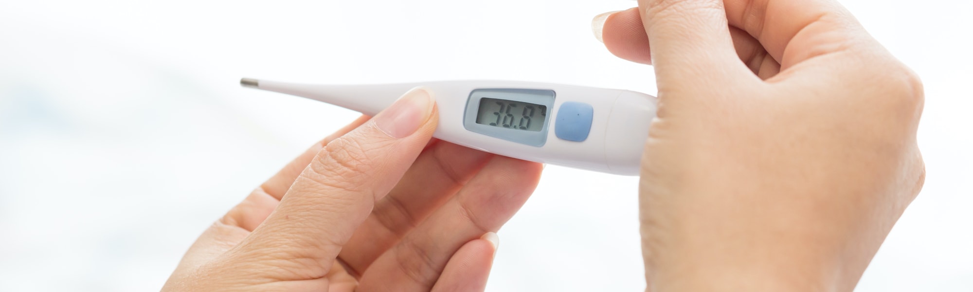 Frau hält Thermometer für Themperaturmethode