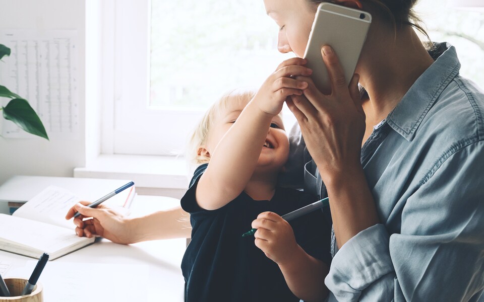 Junge Mama beatragt online Elterngeld