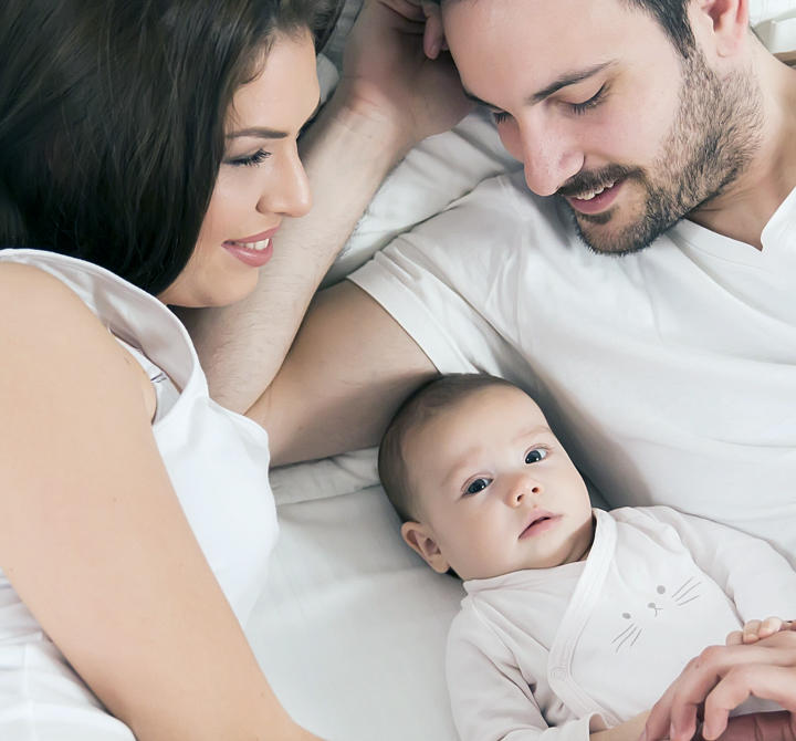 Kleines Kind streichelt Babybauch